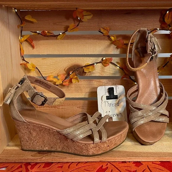 UGG Cork Wedges Size 8 - Picture 1 of 12